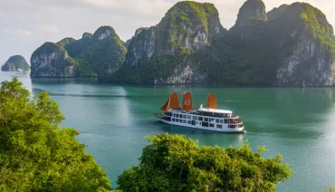 Crusing in Ha Long Bay